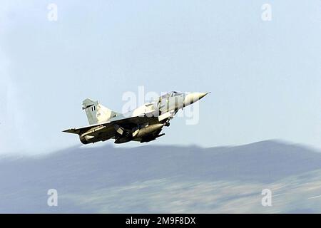 A Mirage 2000 della Hellenic Air Force, 114th Composite Group, 331st Tactical Fighter Wing, Grecia. L'unità ellenica si trova presso la base aerea di Aviano, per allenarsi con lo Squadrone Fighter 510th (non mostrato). I Mirages forniscono una formazione dissimile che consente ai piloti di 510th Fighter di allenarsi contro altri tipi di aerei. (Immagine duplicata, vedere anche DF-SD-01-01770 o ricerca 000816-F-4728F-001). Base: Aviano Air base Stato: Pordenone Nazione: Italia (ITA) Foto Stock