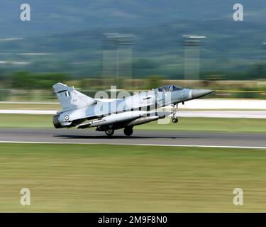 Profilo lato destro ripresa media di un Mirage 2000 dell'aeronautica ellenica (greca) mentre esce dalla base aerea di Aviano e torna in Grecia dopo un'intensa settimana di allenamento con lo Squadrone dei combattente 510th, la base aerea di Aviano, Italia. (Immagine duplicata, vedere anche DF-SD-01-06178 o ricerca 000818-F-4728F-002). Soggetto operativo/Serie: BASE GUARDIANA COMUNE: Aviano Air base Stato: Pordenone Paese: Italia (ITA) Foto Stock