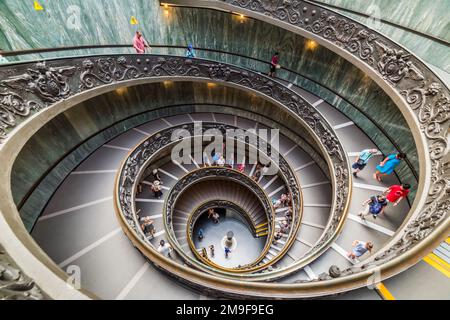 CITTÀ DEL VATICANO, ITALIA - 1 LUGLIO 2019: La Scala del Bramante nei Musei Vaticani della Città del Vaticano. Roma, Italia. La scala a chiocciola a doppia elica è la Foto Stock