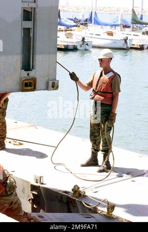 Un soldato dell'esercito degli Stati Uniti (USA) assegnato alla 331st Transportation Company, guarda come un pezzo del molo Trident è abbassato in acqua durante l'esercizio TURBO PATRIOT, un esercizio di logistica congiunta over-the-Shore (JLOTS), a Camp Pendleton, California (CA). Base: Marine Corps base Camp Pendleton Stato: California (CA) Paese: Stati Uniti d'America (USA) Foto Stock