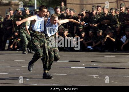 Due soldati dell'esercito del Kazakistan competono nella corsa a tre zampe di 100 metri, durante una competizione sportiva, il battaglione Certral Asian di mantenimento della pace (CENTRASBAT) 2000, Almaty, Kazakistan (KAZ). Questo concorso è stato uno dei tanti sport che si sono giocati tra i paesi partecipanti. CENTRASBAT 2000 è un'esercitazione multinazionale di mantenimento della pace e di aiuto umanitario sponsorizzata dal comando centrale degli Stati Uniti (CENTCOM USA) e ospitata dall'ex Repubblica Sovietica Kazakistan in Asia centrale, il 11-20 settembre 2000. I partecipanti all'esercitazione includono circa 300 truppe statunitensi, tra cui personale del CENTCOM, l'esercito degli Stati Uniti Foto Stock