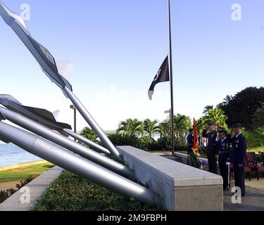 Generale del brigadiere dell'esercito DEGLI STATI UNITI Harry B. Axson Jr., generale di comando dell'esercito degli Stati Uniti, contabilità completa della forza di operazione congiunta, personale dell'aeronautica degli Stati Uniti Angela Jimdar, guardia di onore di Hickam, Colonnello John M. West 15th Ala della base aerea, Rendi omaggio a una corona di guerra messa alla formazione dell'uomo mancante come parte di una cerimonia POW/mia alla base dell'aeronautica militare di Hickam, Hawaii. Base: Hickam Air Force base Stato: Hawaii (HI) Paese: Stati Uniti d'America (USA) Foto Stock