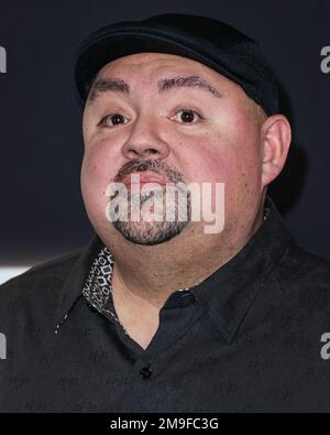 WESTWOOD, LOS ANGELES, CALIFORNIA, USA - 17 GENNAIO: Gabriel Iglesias arriva al Los Angeles Premiere di Netflix 'You People' tenuto al Regency Village Theatre il 17 gennaio 2023 a Westwood, Los Angeles, California, Stati Uniti. (Foto di Xavier Collin/Image Press Agency) Foto Stock