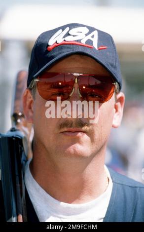 Subito dopo, primo piano del sergente dell'esercito americano James Graves di prima classe, che sta competendo nella sede di Skeet nelle Olimpiadi del 2000 a Sydney, Australia, il 19th settembre 2000. Base: Sydney Stato: Nuovo Galles del Sud Paese: Australia (AUS) Foto Stock