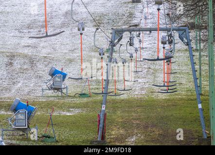 Gmund am Tegernsee, Germania. 18th Jan, 2023. Cannoni da neve spenti e una seggiovia sono sulla pista parzialmente verde della stazione sciistica di Oedberg. Credit: Peter Kneffel/dpa/Alamy Live News Foto Stock