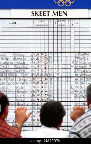 Gli spettatori del Sydney International Shooting Centre controllano uno status board per scoprire i risultati delle finali maschili di Skeet, 23rd settembre 2000. James Graves (non mostrato), sergente dell'esercito STATUNITENSE di prima classe, ha vinto una medaglia di bronzo durante questo evento alle olimpiadi estive di Sydney, Australia, 2000. Base: Sydney Olympic Park Stato: Nuovo Galles del Sud Paese: Australia (AUS) Foto Stock