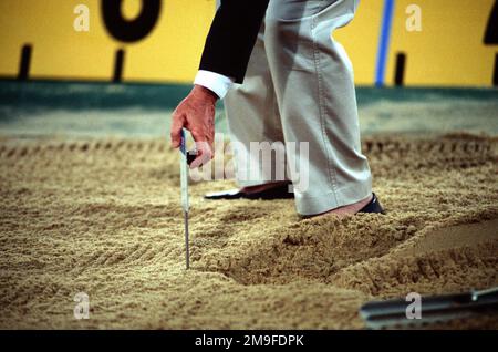 Dritto, colpo medio solo dalle ginocchia in giù come giudice segna il punto in cui DAWN Burrell, SPECIALISTA dell'esercito americano (non mostrato), è atterrato durante il concorso Women's Long Jump alle Olimpiadi del 2000 a Sydney, Australia, il 27th settembre 2000. SPC Burrell, membro del World Class Athlete Program dell'esercito americano, si è qualificato terzo al concorso. Base: Sydney Stato: Nuovo Galles del Sud Paese: Australia (AUS) Foto Stock