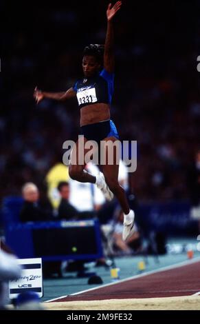 Straight on, medium shot della SPECIALISTA dell'esercito degli Stati Uniti Dawn Burrell mentre fa il suo salto nelle finali del salto lungo delle donne allo Stadio Olimpico di venerdì 29th settembre 2000 Olimpiadi. SPC Burrell fa parte del World Class Athlete Program dell'esercito statunitense. Base: Sydney Stato: Nuovo Galles del Sud Paese: Australia (AUS) Foto Stock