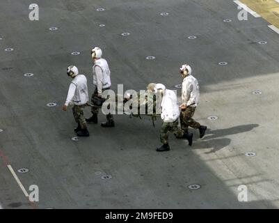 Marines DEGLI STATI UNITI da Combat Cargo a bordo della USS Essex (LHD 2), portare una (simulata) Wired Marine su una barella. I Marines della 31st Marine Expeditionary Unit hanno trascorso due mesi partecipando a Special Operations Capable Exercises (SOCEX) e a varie operazioni di addestramento sulle e al largo delle coste di Okinawa, Giappone, Sasebo, Giappone, Pohang, Corea, e Hong Kong, Cina. Oggetto/Serie: FOAL EAGLE 2000 base: USS Essex (LHD 2) Stato: Okinawa Paese: Giappone (JPN) Foto Stock