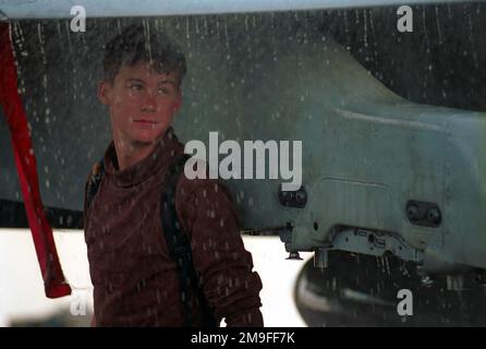 US Navy Aviation Electronics Technician AIRMAN Lenny Bliss aspetta sotto l'ala di un F/A-18 Hornet Aircraft. AMN Bliss è assegnato a Fighter Attack Squardron (VFA 37). TRUMAN (CVN 75) e il suo gruppo di battaglia stanno partecipando all'Esercitazione UNIFIED SPIRIT, un'esercitazione delle Nazioni Unite condotta dalla NATO che simula operazioni di mantenimento della pace al largo della costa atlantica. Operazione/Serie oggetto: UNIFIED SPIRIT base: USS Harry S. Truman (CVN 75) Foto Stock