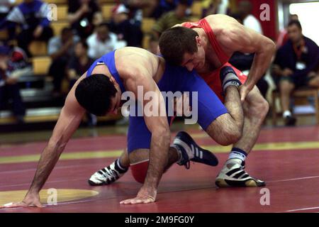 ISA Kale, dalla Turchia, abbattere George Moustopoulos, dalla Grecia, durante il 69Kg Free-Style 19th World Military Wrestling Championship. Kale ha vinto la partita 8-0. Il Conseil International du Sport Militaire 19th World Military Wrestling Championship (CISM) è un torneo internazionale di wrestling ospitato dalla base del corpo dei Marine Camp Lejeune, North Carolina. Le nazioni concorrenti includono: Brasile, Cina, Estonia, Finlandia, Germania, Grecia, Slovacchia, Turchia, Stati Uniti e Vietnam. I lottatori gareggiano in due gare diverse, Free-Style e Greco-Roman. Fondata il 18 febbraio 1948, CISM Foto Stock