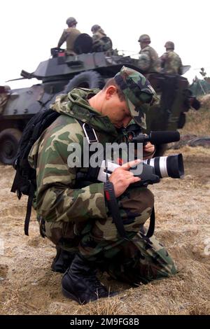 US Navy Photographer's Mate 2nd Class David Gallant, Pacific Fleet Combat Camera Group, San Diego, California, videocassette l'assalto combinato di spiaggia anfibia a Tak San Ri Beach vicino Pohang, Corea del Sud, a sostegno del NEMICO EAGLE 2000. FOAL EAGLE è la più grande perforatrice congiunta e combinata per l'addestramento sul campo condotta annualmente in Corea del Sud, che si svolge da ottobre 25th a novembre 3rd. Circa 25.000 truppe statunitensi (non mostrate) prenderanno parte alla trivella, incluse le truppe attive, di riserva e della Guardia Nazionale provenienti da basi negli Stati Uniti e in altre parti del Pacifico. L'esercizio lo dimostra Foto Stock