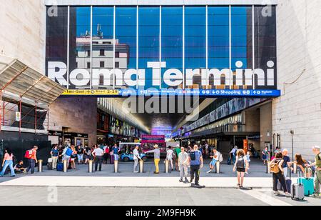 ROMA, ITALIA - 29 GIUGNO 2019: STAZIONE FERROVIARIA DI ROMA TERMINI. Termini è la stazione ferroviaria più grande di Roma e una delle più grandi d'Europa. Foto Stock