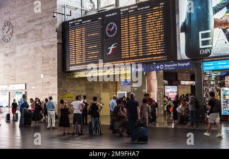 ROMA, ITALIA - 29 GIUGNO 2019: STAZIONE FERROVIARIA DI ROMA TERMINI. Termini è la stazione ferroviaria più grande di Roma e una delle più grandi d'Europa. Foto Stock