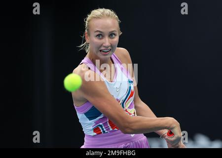 Melbourne, Australia. 18th Jan, 2023. Anastasia Potapova in azione durante il round 2 della partita tra Sloane Stephens of USA e Anastasia Potapova Day 3 all'Australian Open Tennis 2023 al Court 7 di Melbourne, Australia, il 18 gennaio 2023. Foto di Peter Dovgan. Solo per uso editoriale, licenza richiesta per uso commerciale. Non è utilizzabile nelle scommesse, nei giochi o nelle pubblicazioni di un singolo club/campionato/giocatore. Credit: UK Sports Pics Ltd/Alamy Live News Foto Stock