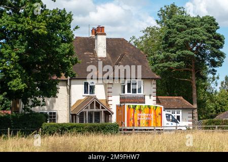 Cookham, Berkshire, Regno Unito. 26th giugno, 2022. Un furgone di consegna Sainsbury su una strada di campagna a Cookham. Credito: Maureen McLean/Alamy Foto Stock