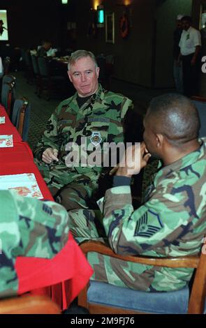 MICHAEL Ryan, CAPO DI STATO MAGGIORE dell'aeronautica militare, parla con un MAESTRO Sergente della 39th Fighter Wing, Incirlik Air base, Turchia, mentre gustano un pasto del giorno del Ringraziamento, durante la visita del generale alla base. Soggetto operativo/Serie: NORTHERN WATCH base: Incirlik Air base, Adana Paese: Turchia (TUR) Foto Stock