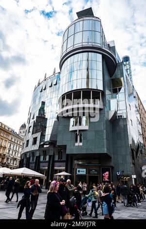 Vienna, Austria - 14 ottobre 2022: Facciata di Haas-Haus, un edificio moderno con persone intorno a Stephansplatz, Innere Stadt, Vienna, Austria Foto Stock