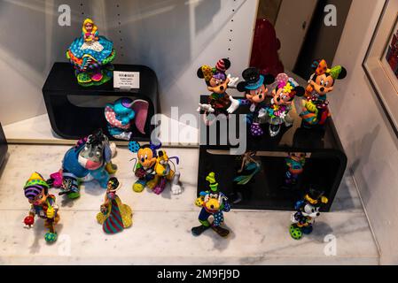 Vienna, Austria - 14 ottobre 2022: Mostra di un negozio di figure Disney in una strada commerciale a Innere Stadt, Vienna, Austria Foto Stock