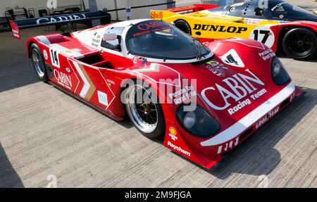 Vista di Richard Lloyd Racing, Porsche 962, guidata in epoca da Derek Bell, James Weaver e TIFF Needell, al 2022 Silverstone Classic Foto Stock