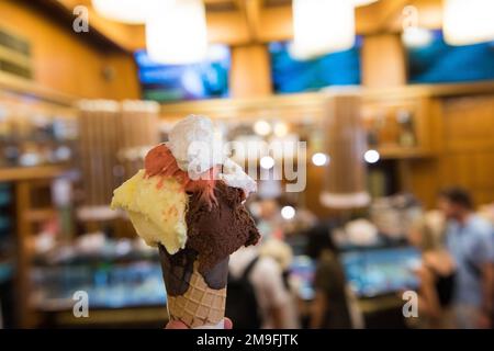 ROMA, ITALIA - 30 GIUGNO 2019: Gelateria GIOLITTI a Roma. La famosa gelateria di Roma. Vista interna. Foto Stock