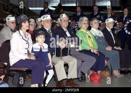 I superstiti dell'area di Delaware di Pearl Harbor e le loro famiglie partecipano alla cerimonia di commemorazione del giorno di Pearl Harbor tenutasi presso il Museo Air Mobility Command (AMC), dell'aeronautica militare di dover, Delaware. Base: Dover Air Force base Stato: Delaware (DE) Paese: Stati Uniti d'America (USA) Foto Stock