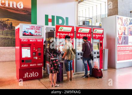 ROMA, ITALIA - 29 GIUGNO 2019: Distributori automatici di biglietti Trenitalia alla STAZIONE TERMINI DI ROMA. Termini è la stazione ferroviaria più grande di Roma e una delle più grandi d'Europa Foto Stock