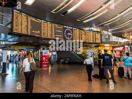 ROMA, ITALIA - 29 GIUGNO 2019: STAZIONE FERROVIARIA DI ROMA TERMINI. Termini è la stazione ferroviaria più grande di Roma e una delle più grandi d'Europa. Foto Stock