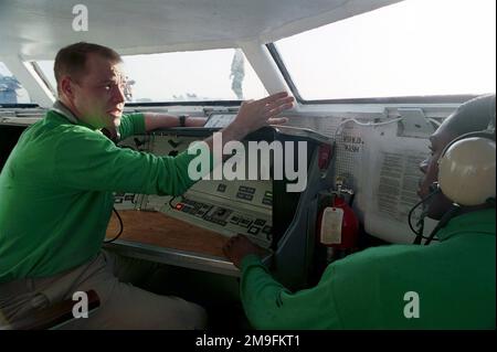 US Navy Aviation Boatswain's Mate CHIEF, AVIATION Warfare SPECIALIST, Johan M. Mansson istruisce US Navy Aviation Boatswain's Mate Second Class Joe N. Fenley su come monitorare un sistema di catapulta nella 'bolla' di poppa a bordo della USS HARRY S. TRUMAN (CVN 75). Truman è sulla stazione nel Golfo Persico per sostenere l'operazione SOUTHERN WATCH. Soggetto operativo/Serie: SOUTHERN WATCH base: USS Harry S. Truman (CVN 75) Foto Stock