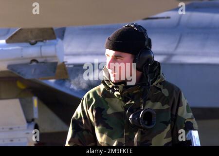 IL respiro di Stewart è chiaramente visibile, nell'aria frangid sulla base dell'aeronautica militare Shaw, South Carolina, flightline. I Temeratures in South Carolina sono stati instagionabilmente freddi di recente e per coloro che lavorano all'aperto, come A1C Stewart, un equipaggio F-16CJ del 78th Fighter Squadron, alla 20th Fighter Wing, un cappello caldo e guanti sono l'equipaggiamento essenziale. Base: Shaw Air Force base Stato: South Carolina (SC) Paese: Stati Uniti d'America (USA) Foto Stock