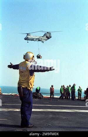 US Navy Aviation Boatswain's Mate (Handler) terza classe Jamorn driver dirige un CH-46D Sea Knight elicottero durante repliche verticali a bordo USS HARRY S. TRUMAN (CVN 75). Truman è su statin nel Golfo Persico a sostegno dell'operazione SOUTHERN WATCH. Soggetto operativo/Serie: SOUTHERN WATCH base: USS Harry S. Truman (CVN 75) Foto Stock