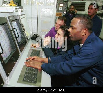 US Navy Aviation Boatswains Mates combustibili personale monitorare i livelli di liquido di JP-5 (Aviation Fuel) a bordo USS HARRY S. TRUMAN (CVN 75) durante il rifornimento collegato (CONREP). Truman è in stazione nel Golfo Persico a sostegno dell'operazione SOUTHERN WATCH. Soggetto operativo/Serie: SOUTHERN WATCH base: USS Harry S. Truman (CVN 75) Foto Stock