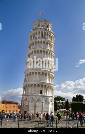 Turisti (irriconoscibili) che visitano la Torre Pendente di Pisa in una giornata estiva Foto Stock