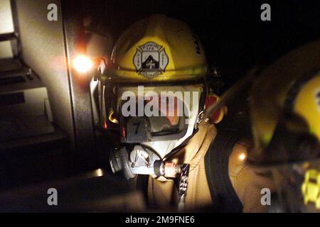 Durante un esercizio di preparazione operativa tenuto presso la base dell'aeronautica di Schriever, Colorado, i pompieri di base sono stati chiamati a un incendio simulato a struttura dove dovevano lavorare nell'oscurità. Qui si vede un primo piano di un vigile del fuoco in completo equipaggiamento protettivo. Base: Schriever Air Force base Stato: Colorado (CO) Paese: Stati Uniti d'America (USA) Foto Stock