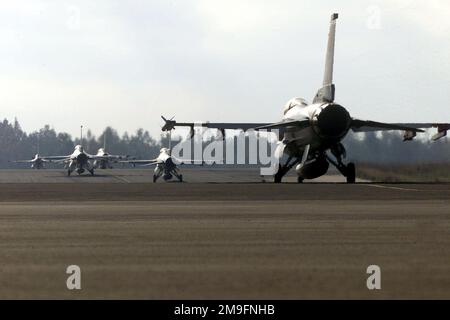 F-16 aerei da combattimento Falcon dal 555th Fighter Squadron, Aviano Air base, Italia, partenza da Sidi Slimane Air base, Marocco. Il 555th Fighter Squadron si è schierato alla base aerea di Sidi Slimane, Marocco, a sostegno dell'EAGLE AFRICANO. African Eagle è un esercizio biennale progettato per praticare l'addestramento aria-aria dissimile con la Royal Marocchino Air Force. F-16 aerei da combattimento Falcon dal 555th Fighter Squadron, Aviano Air base, Italia, partenza da Sidi Slimane Air base, Marocco. Il 555th Fighter Squadron si è schierato alla base aerea di Sidi Slimane, Marocco, a sostegno dell'EAGLE AFRICANO. AF Foto Stock