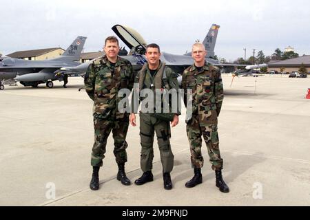 US Air Force CAPO MASTER Sergeant Carey Castle (a sinistra) e suo figlio, US Air Force AIRMAN First Class Nathan Castle (a destra) pausa per una foto con il comandante del gruppo operativo 20th, US Air Force colonnello Michael Ely mentre si preparano a lanciare un F-16CJ Fighting Falcon Aircraft, Che è visibile sullo sfondo, dalla base dell'aeronautica militare di Shaw, Carolina del Sud. Il team padre/figlio è entrambi i crewchief F-16 e ha avuto l'opportunità di lanciare il jet insieme prima che CMSGT Castle si ritirasse. Base: Shaw Air Force base Stato: South Carolina (SC) Paese: Stati Uniti d'America (USA) Foto Stock