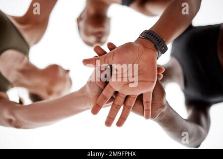 Ricordisi di respirare profondo e Fai del tuo meglio. una squadra di atleti con le mani impilate. Foto Stock