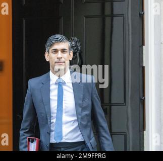 Londra, Regno Unito. 18th Jan, 2023. Rishi Sunak, primo Ministro, lascia 10 Downing Street per il credito di PMQ: Ian Davidson/Alamy Live News Foto Stock