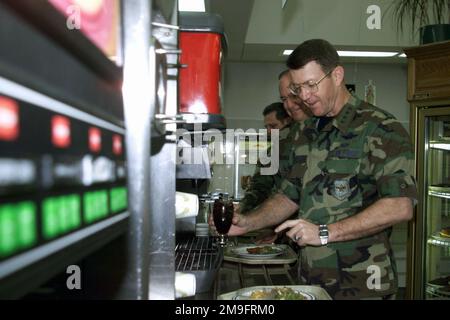 Generale DELL'aeronautica STATUNITENSE Charles T. Robertson (davanti), comandante, comando dei trasporti degli Stati Uniti e comando della mobilità aerea, comandante CAPO del comando dell'aeronautica statunitense Kenneth VanHolbeck (al centro), comandante CAPO del comando Sergente, comando della mobilità aerea, E il COMANDANTE CAPO dell'aviazione militare statunitense, il Sergente Johnny Wilford (retro), il comandante CAPO del comando Sergente, 92nd Air Refueling Wing, stanno prendendo una bevanda durante il pranzo presso la sala da pranzo Roger A. Ross della Fairchild Air Force base, Washington. Base: Fairchild Air Force base Stato: Washington (WA) Paese: Stati Uniti d'America (USA) Foto Stock