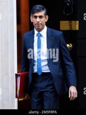 Londra, Regno Unito. 18th Jan, 2023. Il primo ministro, Rishi Sunak, lascia Downing Street al numero 10 per recarsi al Parlamento per le interrogazioni del primo ministro. Sarà di fronte a Sir Keir Starmer attraverso la scatola di spedizione. Affronterà domande sugli infermieri e sull'NHS. Sarà sotto pressione per risolvere lo sciopero sulla rete ferroviaria e gli scioperi dell'istruzione del upc0ming. Credit: Notizie dal vivo di Mark Thomas/Alamy Foto Stock