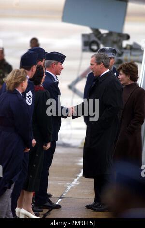 IL colonnello dell'aeronautica DEGLI STATI UNITI Goldfein, 1st Fighter Wing Commander, dà il benvenuto al presidente degli Stati Uniti George W. Bush alla base dell'aeronautica militare di Langely, Virginia. Il presidente Bush si fermò a Langley in rotta per il battesimo della USS RONALD REAGAN (CVN 76) (non mostrato) alla Newport News Shipbuilding, Virginia. Base: Langley Air Force base Stato: Virginia (VA) Paese: Stati Uniti d'America (USA) Foto Stock