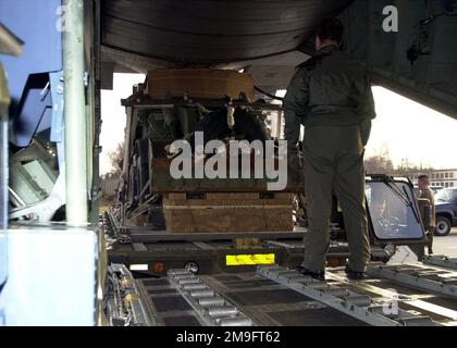 IL sergente tecnico dell'AERONAUTICA STATUNITENSE Kenneth Martin, un loadmaster del 37th Airlift Squadron, supervisiona il carico di un pallet a bordo di un aeromobile C-130 Hercules assegnato alla base aerea di Ramstein, Germania. Il C-130 sta trasportando l'apparecchiatura per un'esercitazione tattica di massa imminente (MASSTAC) BAIONETTA DI CRIMSON. Oggetto/Serie: CRIMSON BASE A BAIONETTA: Ramstein base aerea Stato: Rheinland-Pfalz Paese: Deutschland / Germany (DEU) Foto Stock