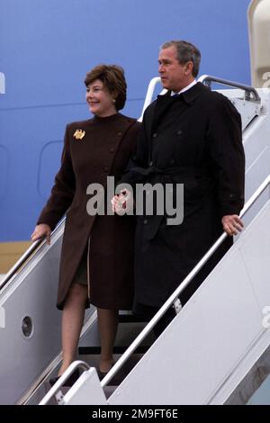 Il presidente AMERICANO George W. Bush e la signora Laura Bush arrivano alla base dell'aeronautica militare di Langley, Virginia, sulla loro strada alla cerimonia di battesimo della USS RONALD REAGAN (CVN 76) (non mostrata) alla Newport News Shipbuilding, Virginia. Base: Langley Air Force base Stato: Virginia (VA) Paese: Stati Uniti d'America (USA) Foto Stock