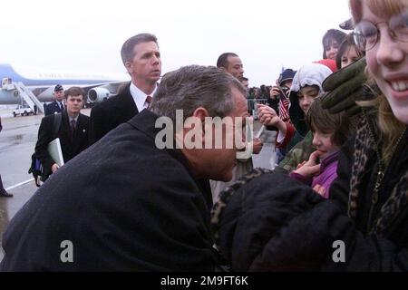 Il presidente AMERICANO George W. Bush saluta la figlia del MAESTRO dell'aeronautica statunitense Kenneth Reinhart nella sua breve visita alla base dell'aeronautica militare di Langley, Virginia. Il presidente è in viaggio per assistere al battesimo della USS RONALD REAGAN (CVN 76) (non mostrato) a Newport News Shipbuilding, Virginia. Base: Langley Air Force base Stato: Virginia (VA) Paese: Stati Uniti d'America (USA) Foto Stock