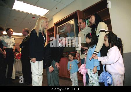 La sig.ra Tammy Fisher e il sig. Ken Fisher visitano il sergente dell'esercito degli Stati Uniti di prima classe Ariel Santiango e la sua famiglia mentre visitano la nuova unità di birthing del Wilford Hall Medical Center alla base dell'aeronautica militare di Lackland, Texas. Base: Lackland Air Force base Stato: Texas (TX) Paese: Stati Uniti d'America (USA) Foto Stock