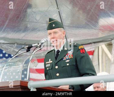 Buckley Jr., comandante della divisione di fanteria 7th, parla durante la cerimonia di battesimo per la nave pesante strategica USNS POMEROY (T-AKR-316). Base: San Diego Stato: California (CA) Paese: Stati Uniti d'America (USA) Foto Stock