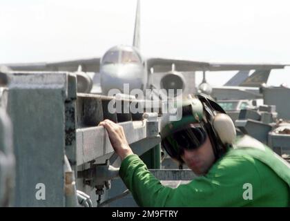 Aviation Boatswain's Mate (Equipmentman) terza Classe John Mozdzien prende la copertura come S-3 Viking da Carrier-based Antisumare Squadron Twenty-Two (VS-22), 'Checkmates', lancia dalla catapulta quattro sulla vita del ponte di volo a bordo della USS Harry S. Truman (CVN 75). TRUMAN è in stazione nel Golfo Arabo a sostegno dell'operazione SOUTHERN WATCH. SOUTHERN WATCH stabilisce una zona di non volo meridionale sull'Iraq e si estende fino ai confini appena a sud di Baghdad, capitale dell'Iraq. Soggetto operativo/Serie: SOUTHERN WATCH base: USS Harry S. Truman (CVN 75) Foto Stock