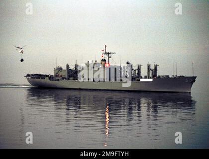 Un elicottero SA-330 Puma trasporta il carico dalla nave militare del comando di Sealift (MSC) US Naval Ships (USNS) Concord (T-AFS 5) come partecipa ad un rifornimento verticale di mattina presto (VERTREP) con USS Harry S. Truman (CVN 75). TRUMAN è in stazione nel Golfo Arabo a sostegno dell'operazione SOUTHERN WATCH. SOUTHERN WATCH stabilisce una zona di non volo meridionale sull'Iraq e si estende fino ai confini appena a sud di Baghdad, capitale dell'Iraq. Soggetto operativo/Serie: SOUTHERN WATCH base: USS Harry S. Truman (CVN 75) Foto Stock