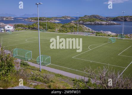 Campo da calcio Henningsvaer, Isole Lofoten, Nordland, Norvegia Foto Stock