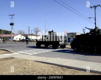 US Air Force AIRMAN del 8th Security Forces Squadron, 8th Fighter Wing, Kunsan Air base, Repubblica di Corea, utilizzare un veicolo a ruote ad alta mobilità multiuso (HMMWV) e un vettore del personale armato per impostare un punto di controllo del veicolo durante l'ispezione di pronto intervento operativo (ORI) Beverly Bearcat. Base: KUNSAN Air base Nazione: Repubblica di Corea (KOR) Foto Stock